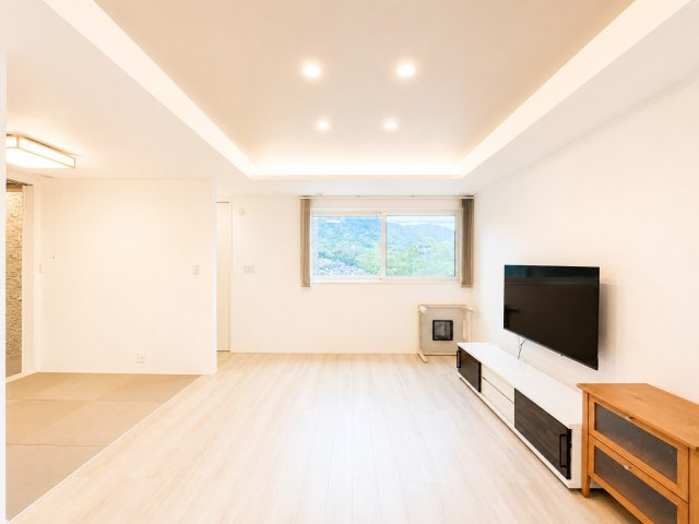 約17.75帖の広々としたLDKは、大きな窓から自然光が差し込む明るく開放感のある空間です。折り上げ天井が上質な雰囲気を演出します。ご家族が自然と集まる心地よいリビングとなっています。