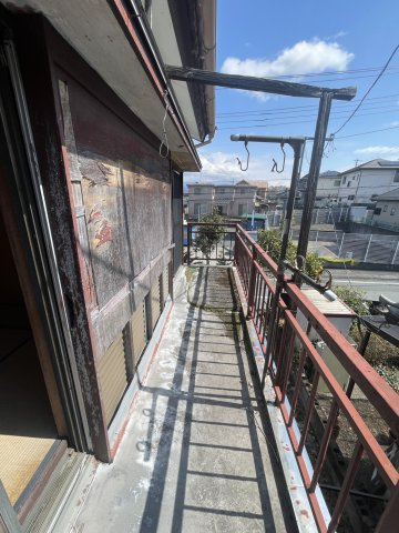 手すりが設置されたバルコニー。物干し竿もかけられます