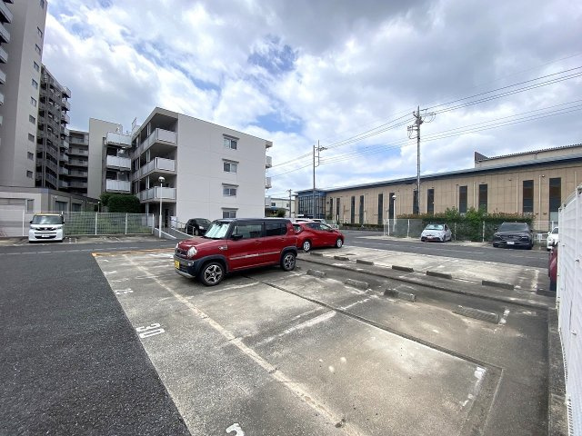 敷地内に駐車場を完備（平面：月額8、000円～9、000円）。お車をお持ちのご家族にもおすすめの環境です。重い荷物の出し入れや雨の日のお出かけもスムーズに行えます