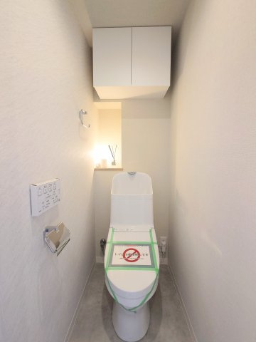 吊戸棚のあるトイレ