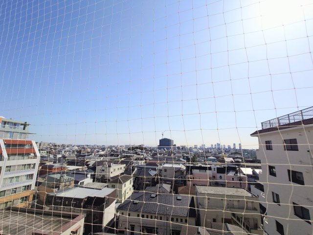 開けた眺望　ネットが設置されており、転落や鳥などの侵入防止に有効です