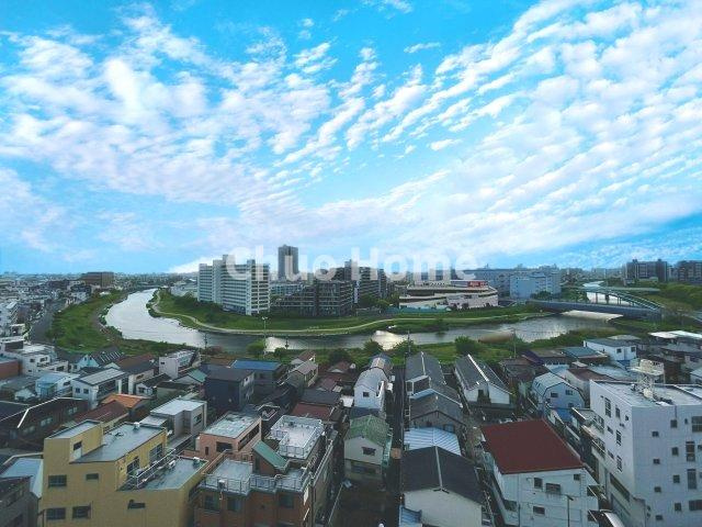 手を伸ばせば、ふれることが出来そうな環境が、そのままインテリアになったような印象です。その豊かな眺望にふさわしい空間には、通風・採光にも優れ、心地よい光と風があふれています