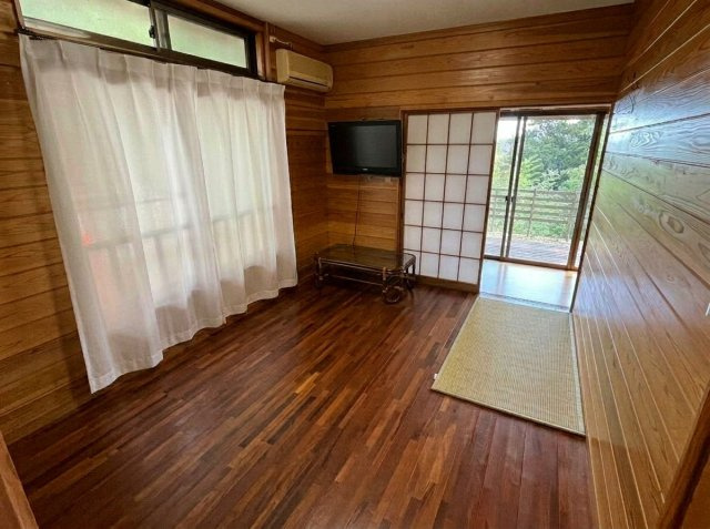 木の質感を生かした内装は、心からリラックスできる開放感を提供します
