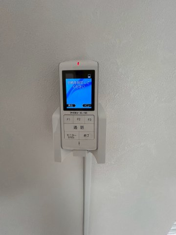 インターホンモニター付きです。