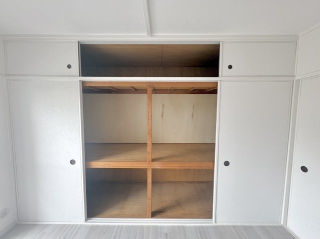 大きな荷物でも充分入る収納付き