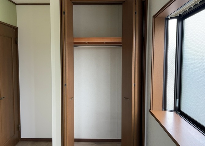 デザイン性を重視しすぎて収納が少なかった！なんてことにならないため、事前に現地で収納の数を確認しておくことをお勧めします。クローゼット以外にも床下収納や屋根裏収納、パントリーなどもチェックしましょう。