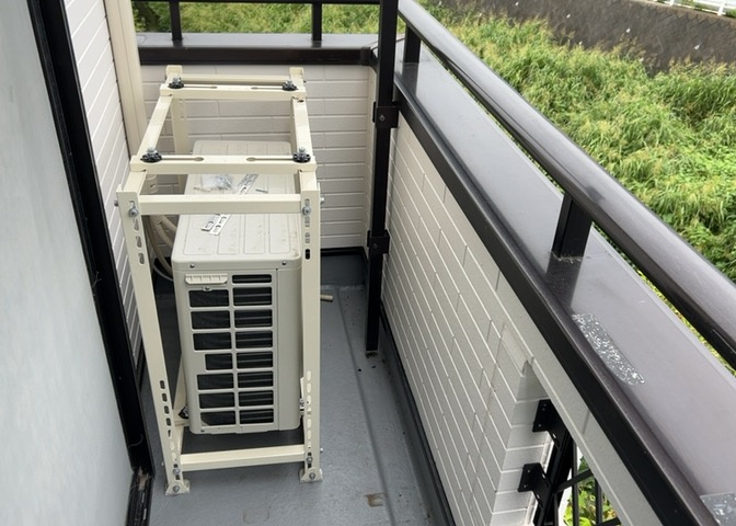 バルコニーは、室外の専用スペースのうち、「屋根がなく開放された空間」であるものを指します。ベランダより広いタイプのものが多く、日当たりもよいため家庭菜園などを楽しみたい人にとって適した環境となります。