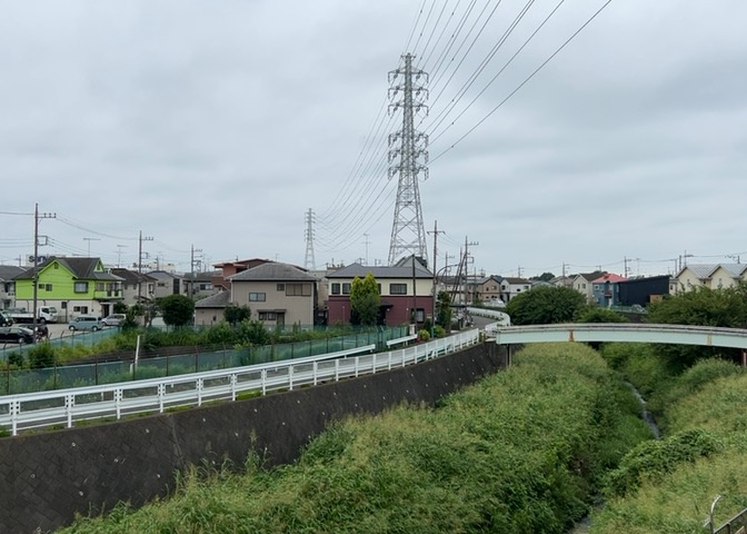 眺望を気にして物件を探す場合、前面に建物が建っていないか現地で確認しましょう！前面に建物があると景色はもちろん、日当たりや風通しにも影響が出てきます。住んだ時のことを想像しながら現地見学をしましょう。
