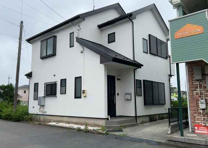住宅用の土地では前面道路に2m以上接していなければならないと法律で定められています。しかし、お持ちの車のサイズやライフスタイルなどにより、2mでは利便が悪い場合もございますので、事前に確認しましょう。