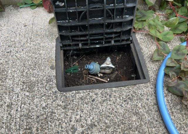 敷地内に散水栓や立水栓があると便利です。水道水を直接利用できるため、水を運ぶ手間を省くことが出来ます。大量の水を必要とする洗車作業や清掃などに役立ちます。その他設備とあわせて、現地でご確認ください。