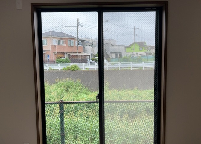 サッシは、ガラス窓に使用される金属製の窓枠です。一般的に住宅建築では、金属製建具工事の段階でガラス類・玄関などと同時に設置されます。種類や構造により断熱性能や遮音性能が異なるので現地でご確認ください。