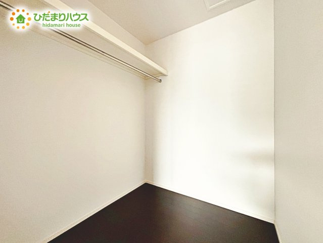 主寝室に備えたウォークインクローゼット。衣類をかけて収納しておくことができるため、おしゃれ好きな方には嬉しいポイントです。居室もすっきりと片付き、気持ちの良い空間に。