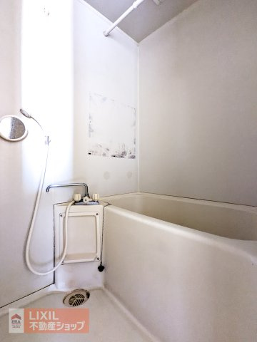 お手入れがしやすいシンプルなバスルームです。