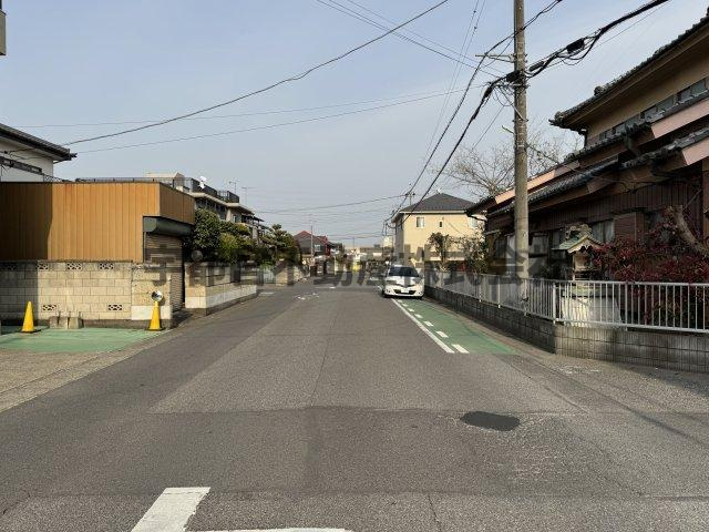 北側8ｍ。駅東通りにつながっています。商業施設や駅へのアクセスも良い立地です。