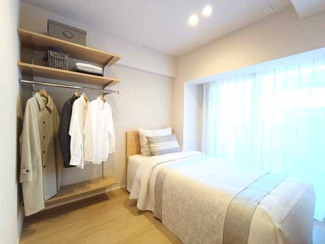 【洋室】　どんな家具にも相性の良いフローリング。お部屋もすっきりと広く見せてくれます。