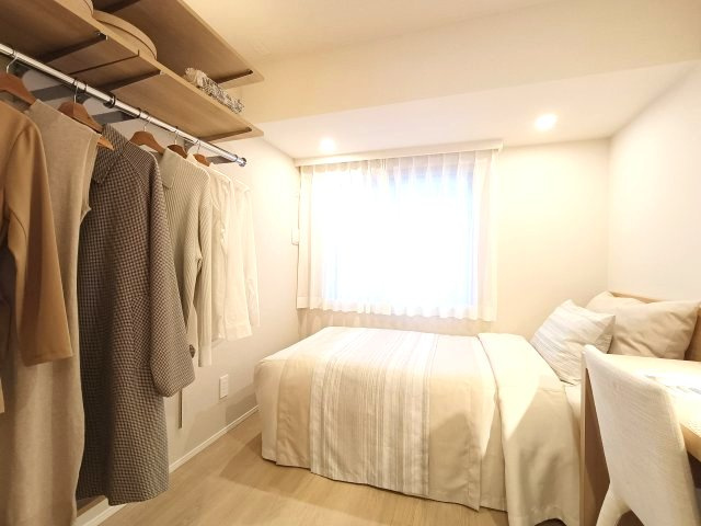 【洋室】　家具の配置のし易い室内です。趣味の部屋としても充分な広さを確保しております。