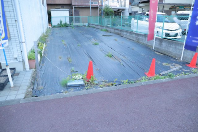 土地購入を検討されている場合、境界杭がない状態で購入してしまうと境界確定測量をする必要があり、費用がかかります。購入の前に、売主、隣土地所有者立ち合いのもと境界を確定し境界杭を設置するのがベストです。