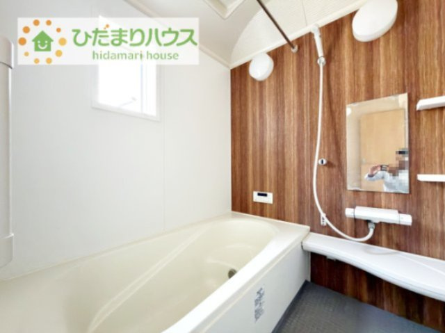 窓が付いており明るいお風呂！換気も容易でお掃除楽々！