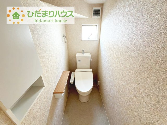 小窓付きで明るく、落ち着くトイレになりそうです！