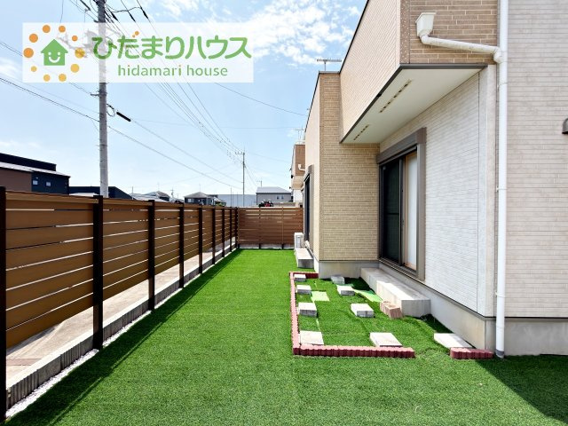 人工芝の敷かれたプライベートなお庭！プールやBBQに是非！