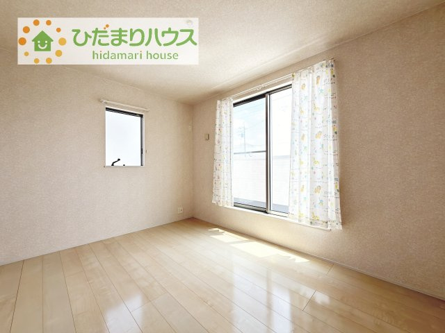 バルコニーに面しているためあたたかな日差しが差し込みます！