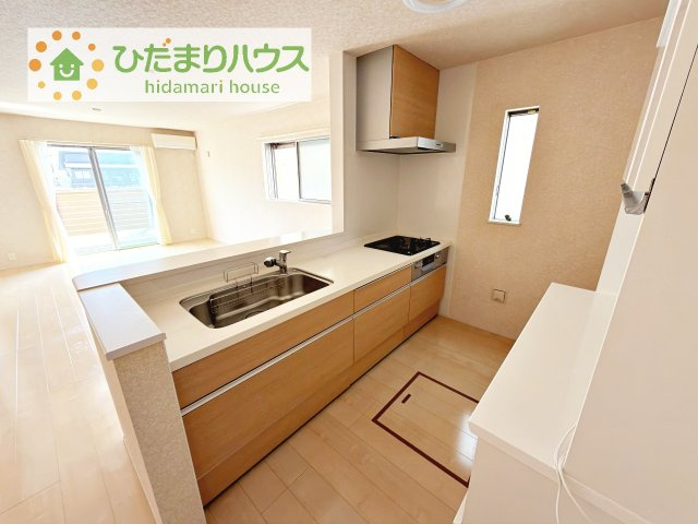 対面キッチンでリビング全体が見渡せます！食器棚もお譲りいたします！