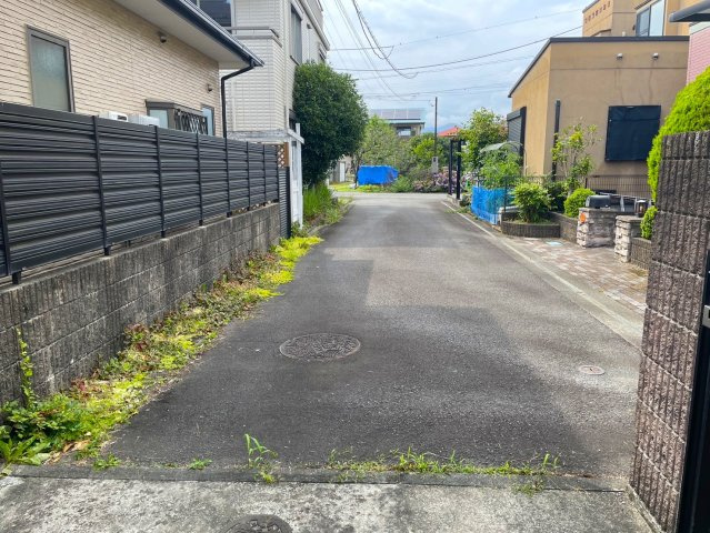 敷地内から見た前面道路。車の通り抜けがなくほとんど住民の方が使用する道路につき交通量少なく小さなお子様がいるご家族も安心です！