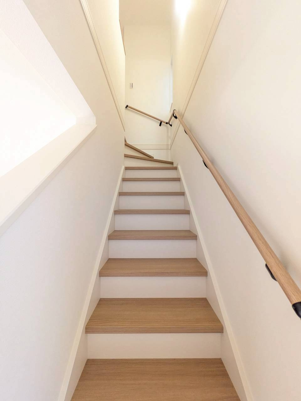 【同社施工例】周辺には田畑など緑が豊かで閑静な住宅地に立地しております。スーパー万代やドラッグストアなど買物施設も整っており生活便利な住環境です。