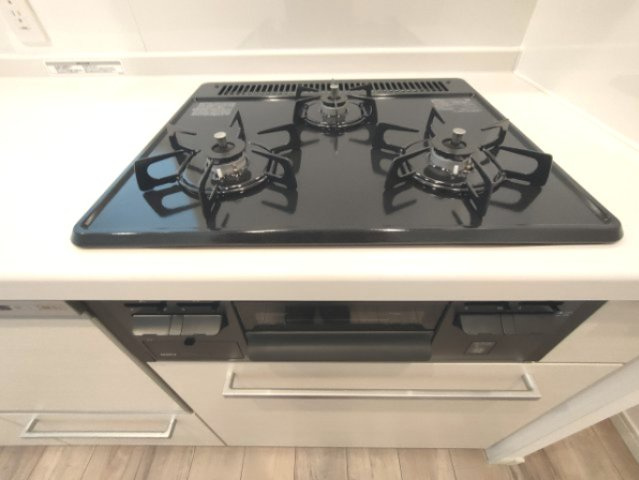 【3口コンロ】　3口コンロ、グリル付きでお料理のレパートリーも増えそうです。