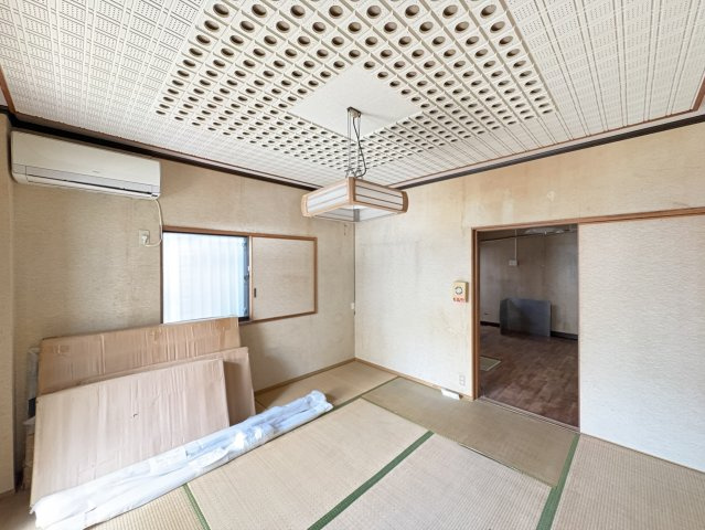 落ち着いた雰囲気の和室は、くつろぎの空間として最適。畳の柔らかな質感が心地よく、ご家族の団らんや来客用スペースとしても活躍します。押入れも備わっており、布団や季節物の収納にも便利な実用性の高いお部屋。