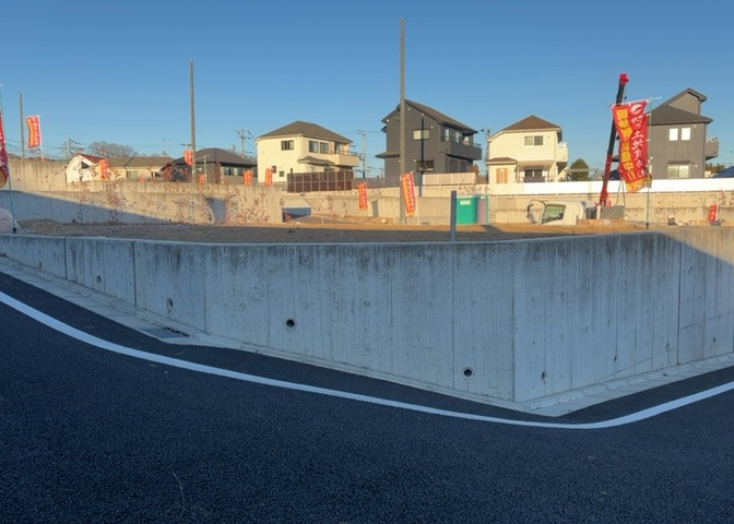 土地の形が極端に長細かったり、狭小地、あるいは道路との高低差がある傾斜地だった場合、後々売ろうとしても買い手がつかない場合もあります。後々、売却することになった時に価値の下がらない土地を選びましょう。