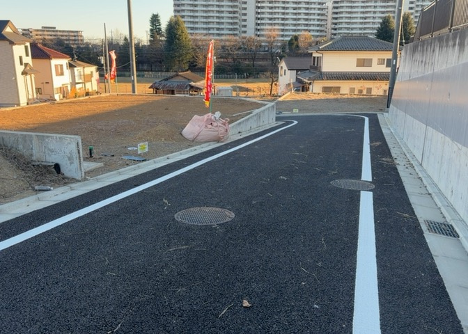 現地に行くなら、物件の周囲の地形がどうなっているかを見ることも大切です。周辺より低くなっている土地では、大雨などで水が集まりやすいため、地盤が弱くなっているということも考えられるため、注意が必要です。