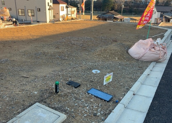 土地購入を検討されている場合、境界杭がない状態で購入してしまうと境界確定測量をする必要があり、費用がかかります。購入の前に、売主、隣土地所有者立ち合いのもと境界を確定し境界杭を設置するのがベストです。