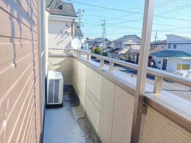 2WAYバルコニー。通りからの目隠しにもなるので部屋の中が見えづらくプライバシーが保たれます。