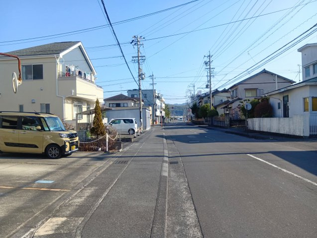 道路を挟んで向かいの家との距離が離れるため、陽射しを遮られにくく、通風も確保しやすいです。