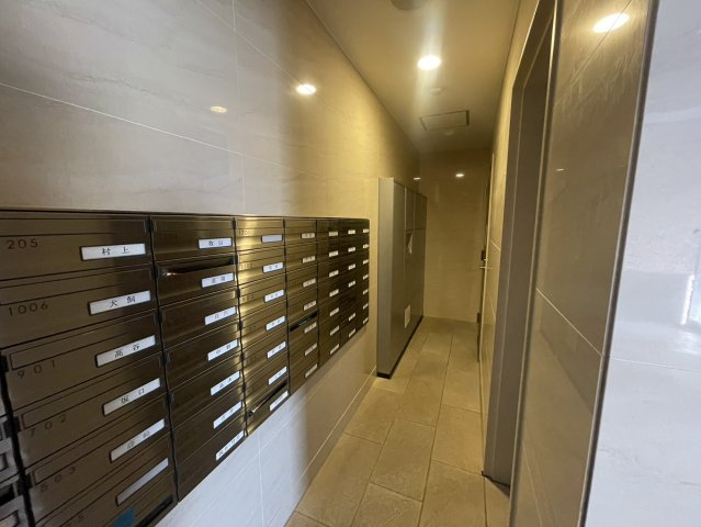 メールボックスと宅配ボックスが設置された共用スペース。不在時でも荷物の受け取りが可能で、忙しい方にも便利な設備です。共用部も清潔感があり管理の行き届いた印象。日常生活を快適にサポート。
