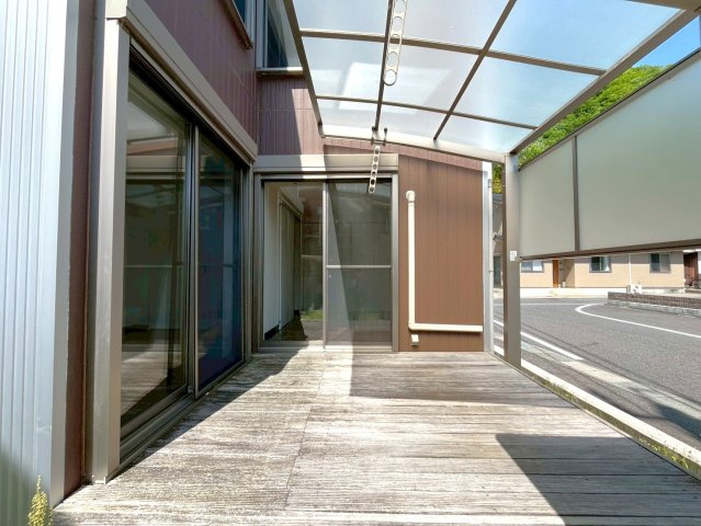 ウッドデッキは屋根付きです♪お洗濯物も干せますね♪