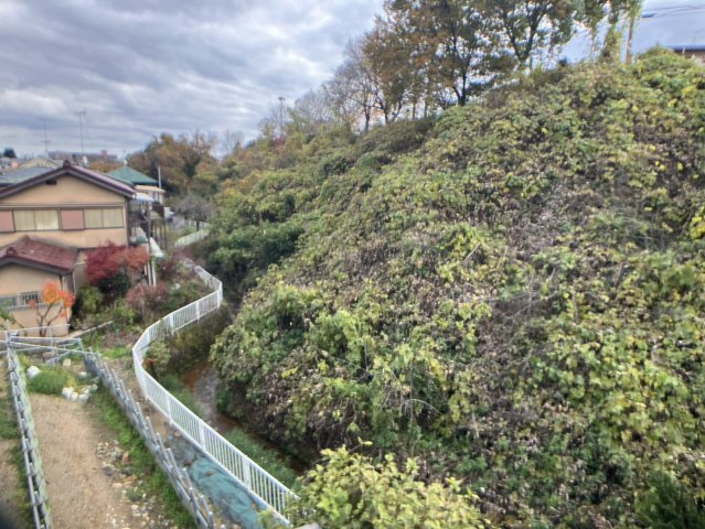 敷地内に散水栓や立水栓があると便利です。水道水を直接利用できるため、水を運ぶ手間を省くことが出来ます。大量の水を必要とする洗車作業や清掃などに役立ちます。その他設備とあわせて、現地でご確認ください。　
