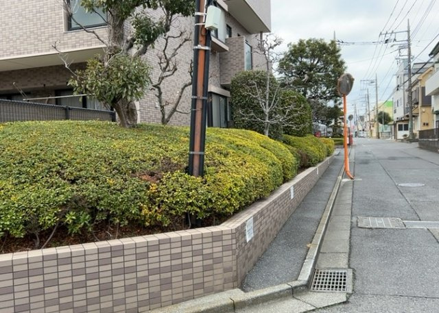 物件によっては、入居者が個人的に使用できる専用庭がついているものもあります。また、住宅の中にある土間の部分を庭と呼ぶこともあります。庭の用途は住む人によって変わり、それによってデザインもさまざまです。