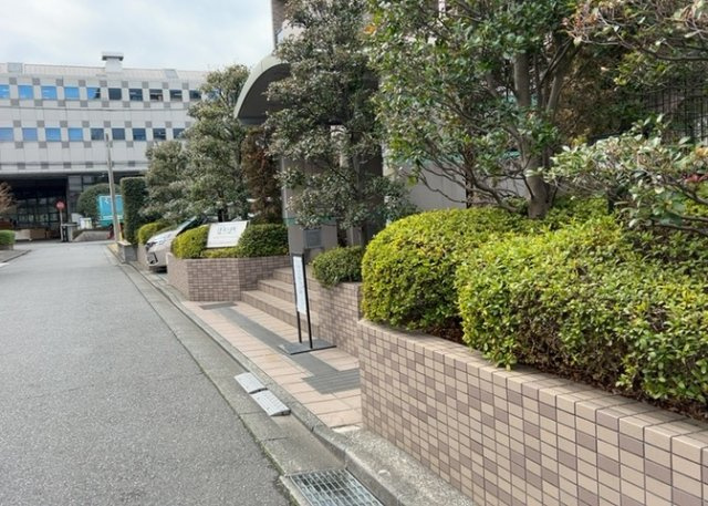 中庭（パティオ）とは、一つの建築物の内部に設けられた、壁などで囲われている庭のことを指します。コの字型、ロの字型が主流ですが、L字型の中庭もあります。最近では、インテリア性の高さからも人気があります。