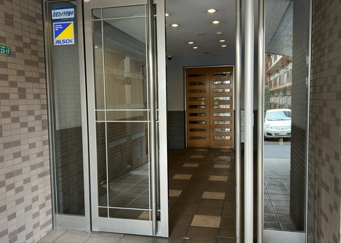 マンションのエントランスには、もともと風よけや防犯の役割がありますが、マンションによって宅配ボックスなどの設備が備わっている所もあります。日々の生活をイメージしながら生活しやすさをチェックしましょう。