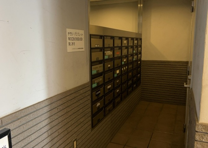 エントランス付近に設置されている集合ポストは、住んでいる部屋と離れているため、ポストをあさるなど誰かに何かされていても被害に気づきにくいです。入居する時には他人に特定されにくい番号で鍵をかけましょう！
