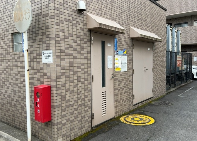 共有部分は、住民なら誰もが使える設備のこと。例えば駐車場やエレベーター、インターネット設備、セキュリティ設備などがあります。他にも、マンションの廊下・外部階段やエントランス・ゴミ置き場などがあります。