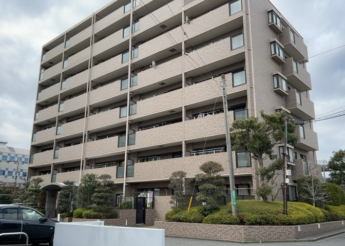 隣家の土地はどうなっているのか、生活利便施設が近くにあるのか、学校まで近いかなど、お客様のライフスタイルにあわせたイメージが重要です。また、近くにあると困る施設が近くにないかも確認するといいでしょう。