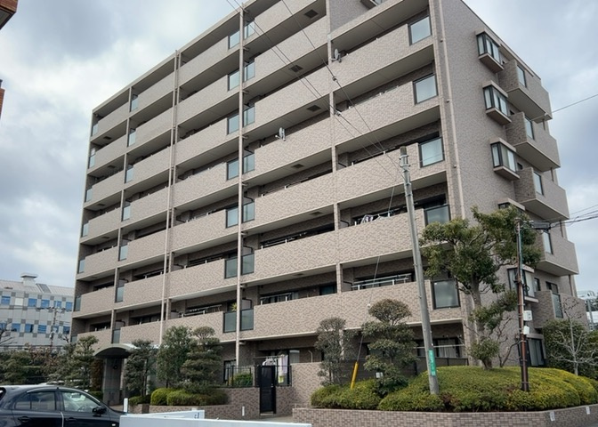 眺望の良さを楽しめるダイニングキッチンで家族団らんの時間を過ごしてはいかがでしょうか。バルコニーから見える景色を家族で眺める時間は、時間が経つのを忘れてしまいそうですね。是非、現地を見に行きましょう！
