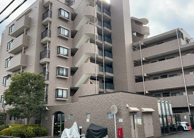 道幅が広い場所は日当たりや風通が良好です。幅が広いのですれ違いも可能ですし大きな車でも駐車可能！一方で、大型車が通ることも多くなるため交通量の増加により騒音に繋がります。また土地の値段が高くなります。