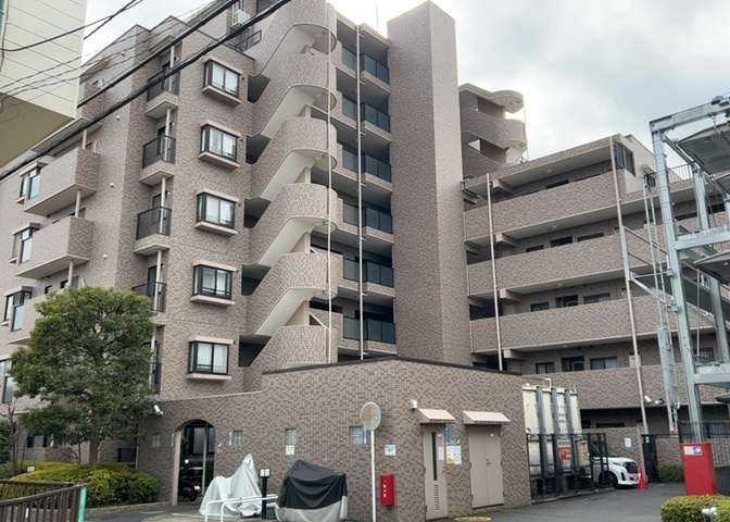 ＲＣ造、Reinforced　Concreteは直訳すると補強されたコンクリートです。主に柱や梁・床・壁が鉄筋とコンクリートで構成おり、鉄筋を組んだ型枠にコンクリートを流し込んで固めたものを指します。