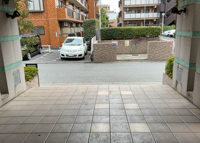 共有部分は、住民なら誰もが使える設備のこと。例えば駐車場やエレベーター、インターネット設備、セキュリティ設備などがあります。他にも、マンションの廊下・外部階段やエントランス・ゴミ置き場などがあります。