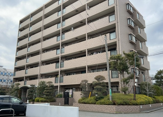 外観はマンション管理がされているかの目安になります。築年数が古いと、壁面は劣化してひび割れが生じることも！建物が古びていても細かいところが修繕されていると、きちんと管理されているなぁと感じるでしょう。