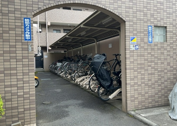 車一台あたりに必要なスペースは、標準サイズの普通自動車で横幅2m50cm、長さ5mは必要になります。ただし、乗降のことも考慮して横幅3m30cm、長さ5m50cmほどは確保できるところを選びましょう。